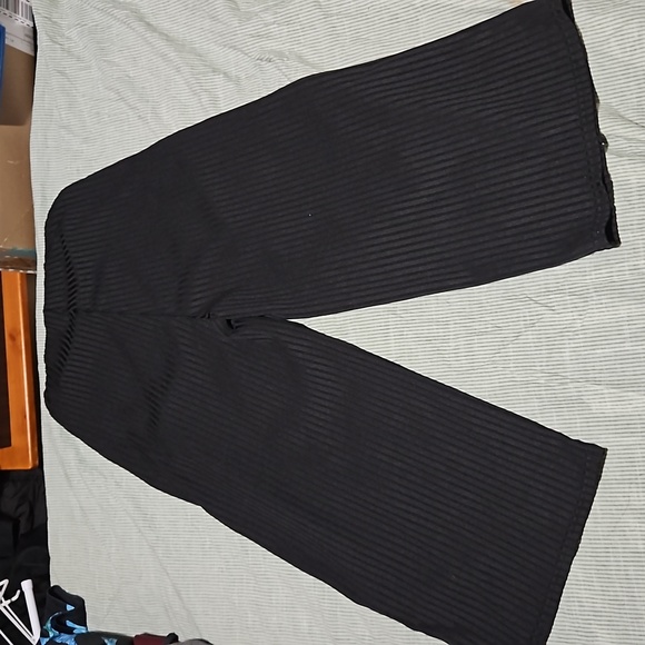 Black capri - Picture 5 of 5